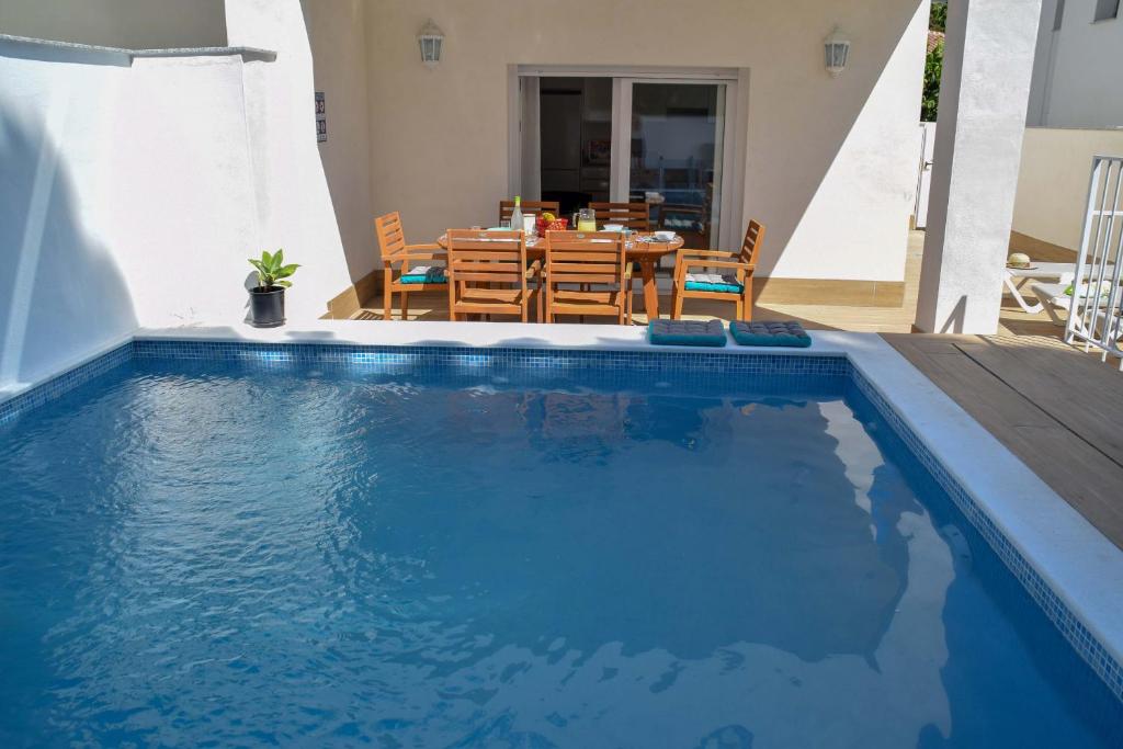 Basen w obiekcie Nerja Paradise Rentals - Villa Suero lub w pobliżu
