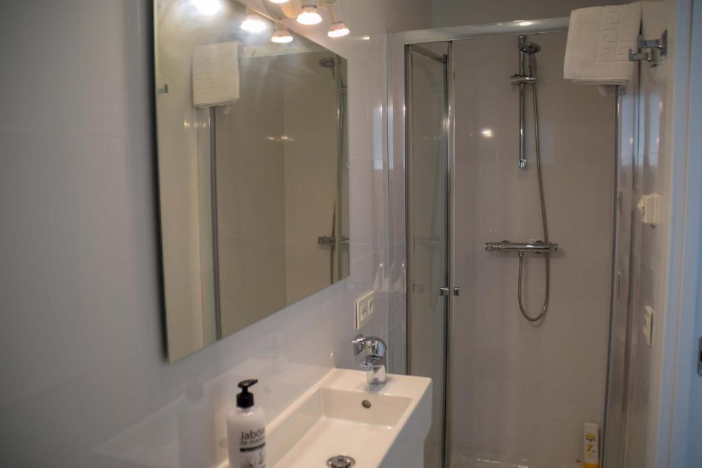 Łazienka w obiekcie Nerja Paradise Rentals - Villa Suero