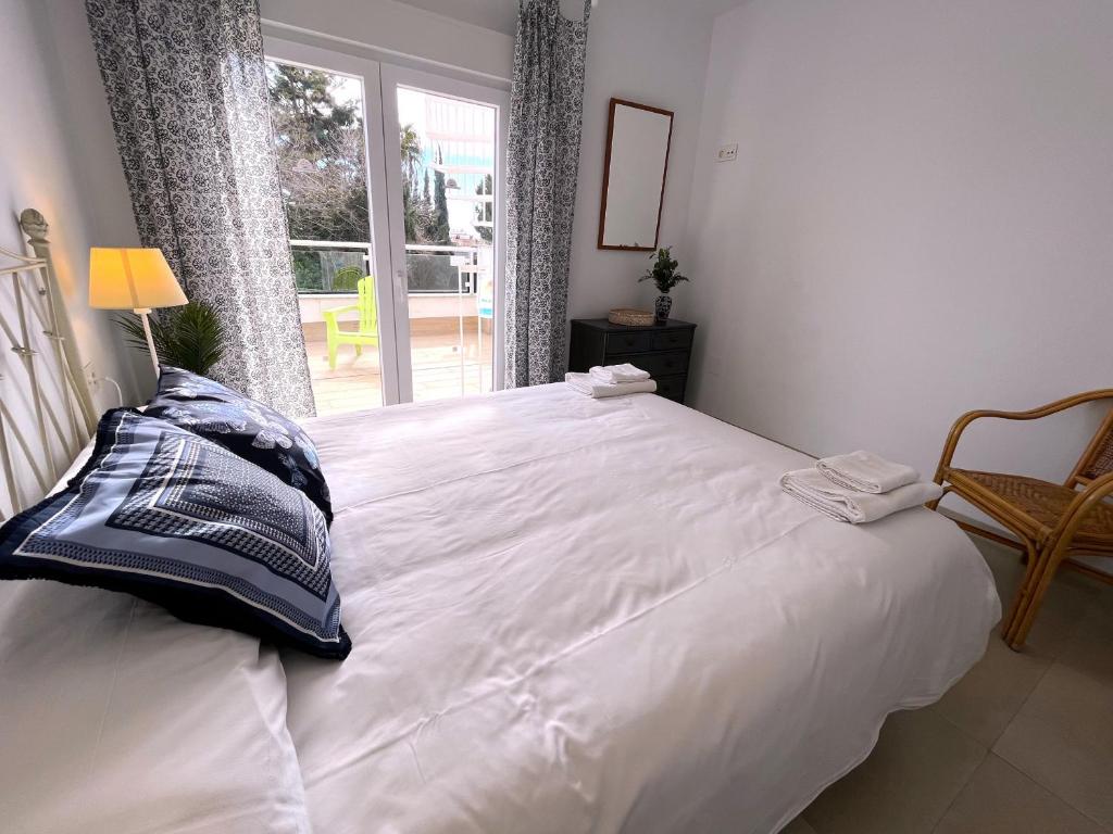 Łóżko lub łóżka w pokoju w obiekcie Nerja Paradise Rentals - Villa Suero