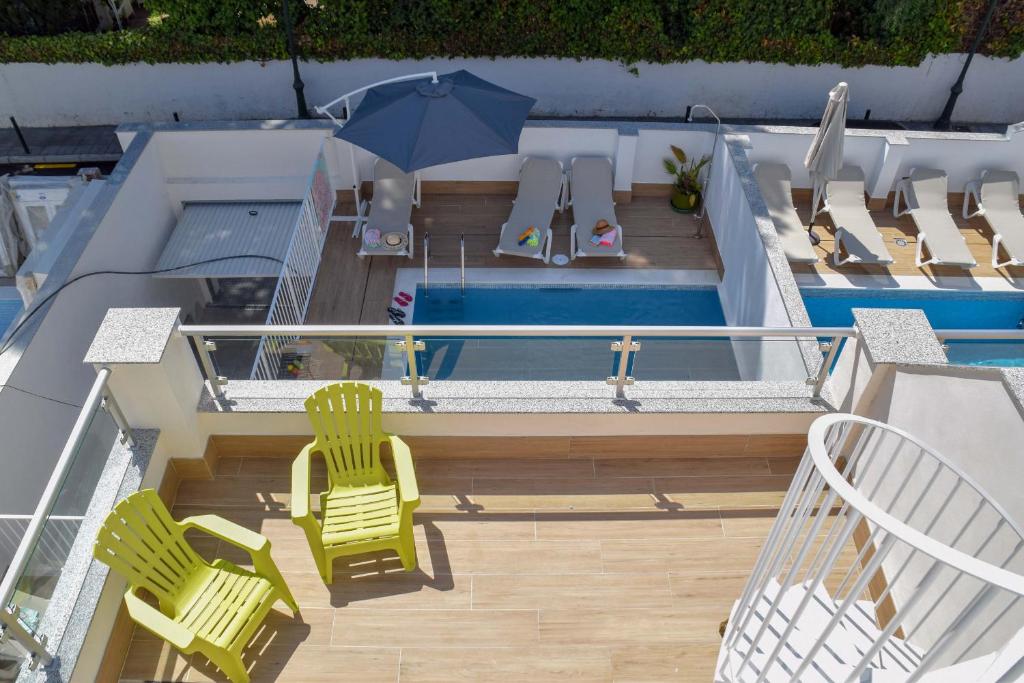 leżak z leżakami, basen i parasol w obiekcie Nerja Paradise Rentals - Villa Suero w mieście Nerja