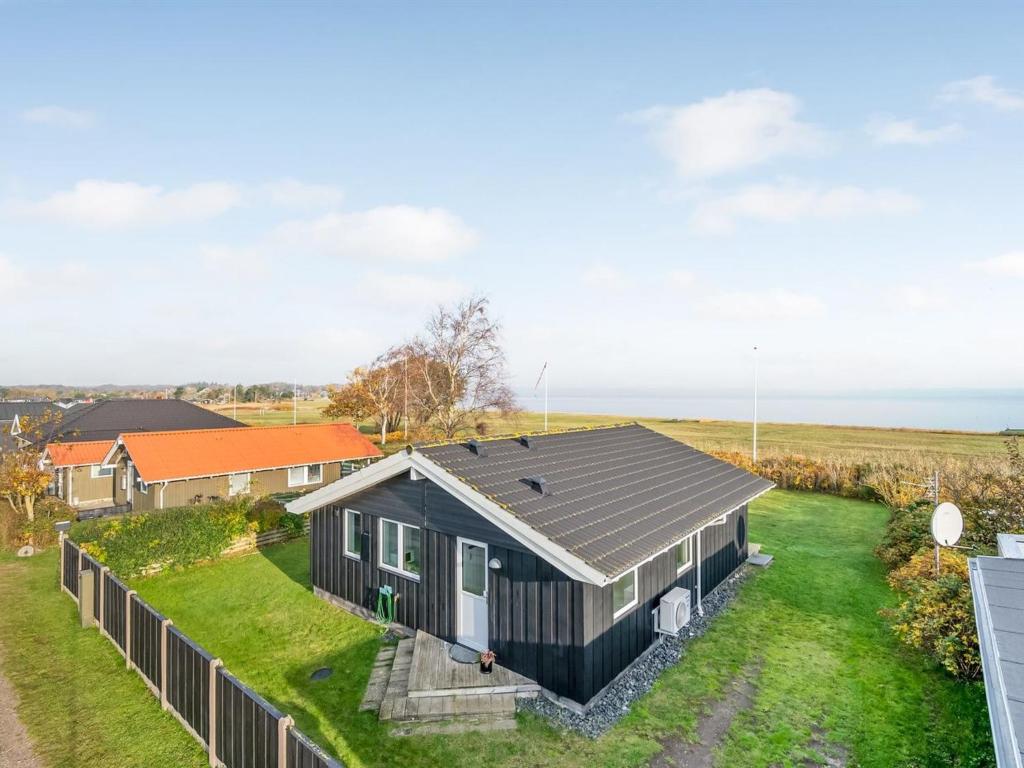 een luchtzicht op een zwart huis met een hek bij Holiday Home Duschanka - 50m to the inlet in SE Jutland by Interhome in Fredericia