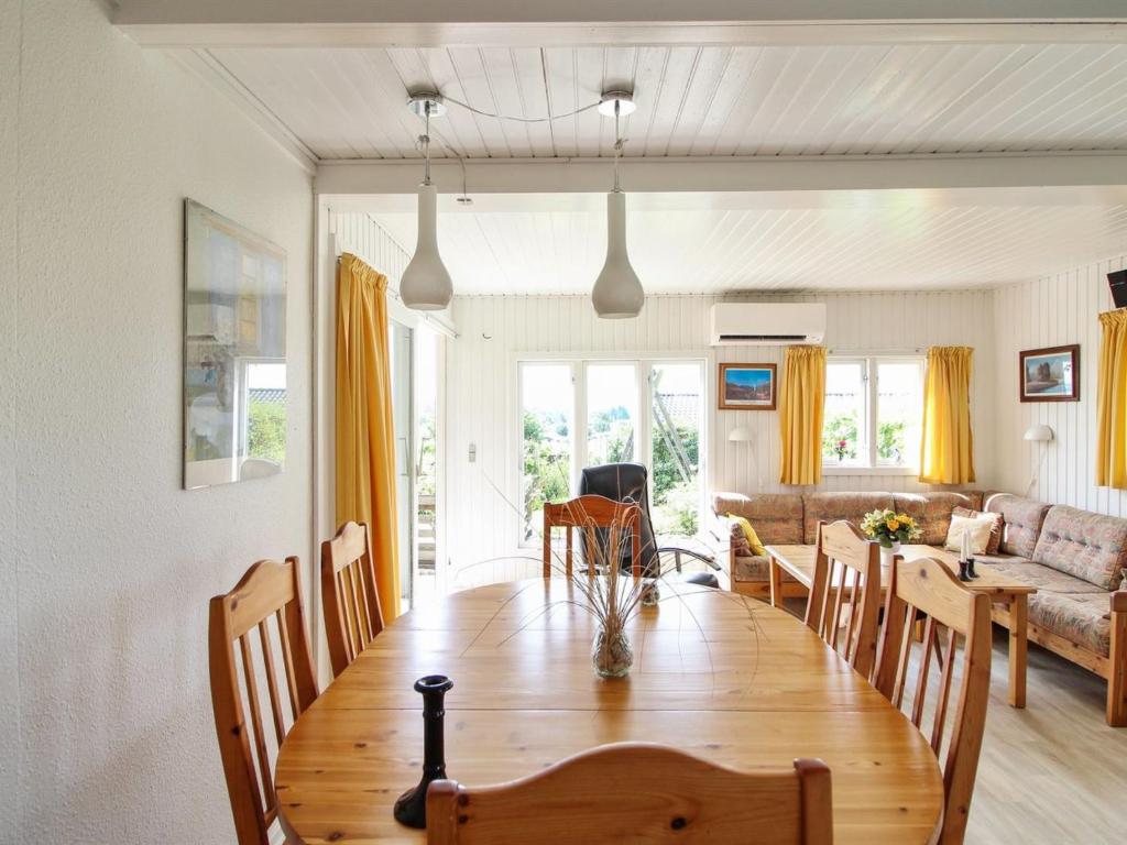 Posezení v ubytování Holiday Home Lillebror - 200m from the sea by Interhome