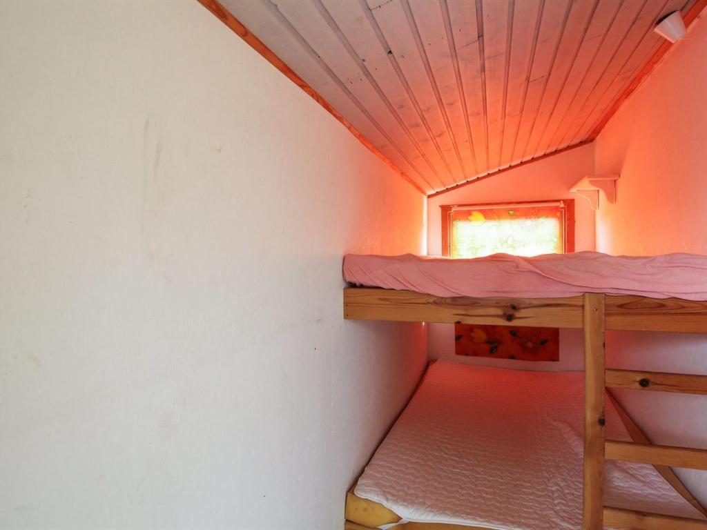 Palanda nebo palandy na pokoji v ubytování Holiday Home Lillebror - 200m from the sea by Interhome