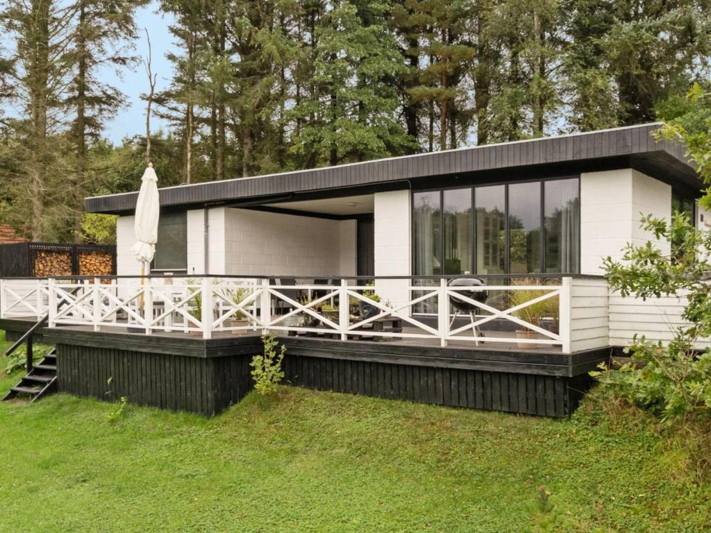 nowoczesny dom z czarno-białą fasadą w obiekcie Holiday Home Aina - 250m to the inlet in The Liim Fiord by Interhome w mieście Hjerm