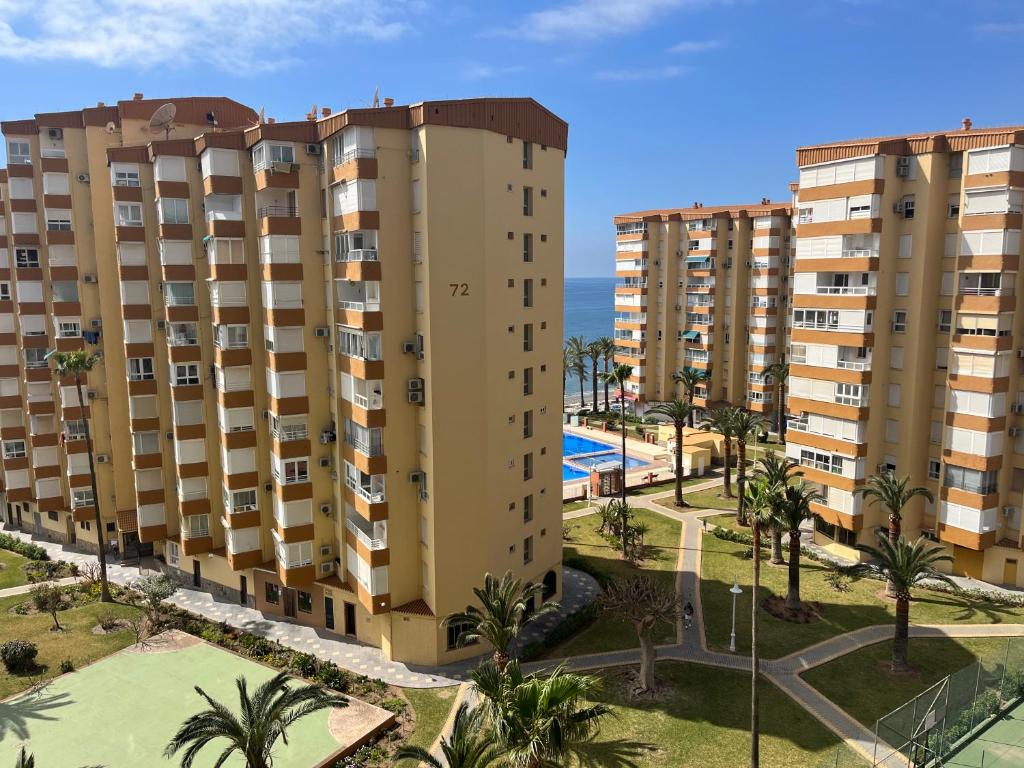 una vista aérea de los edificios de apartamentos y una piscina en Estudio fran centro internacional, en Algarrobo Costa