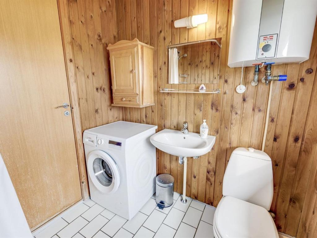 Koupelna v ubytování Holiday Home Siri - 400m from the sea by Interhome