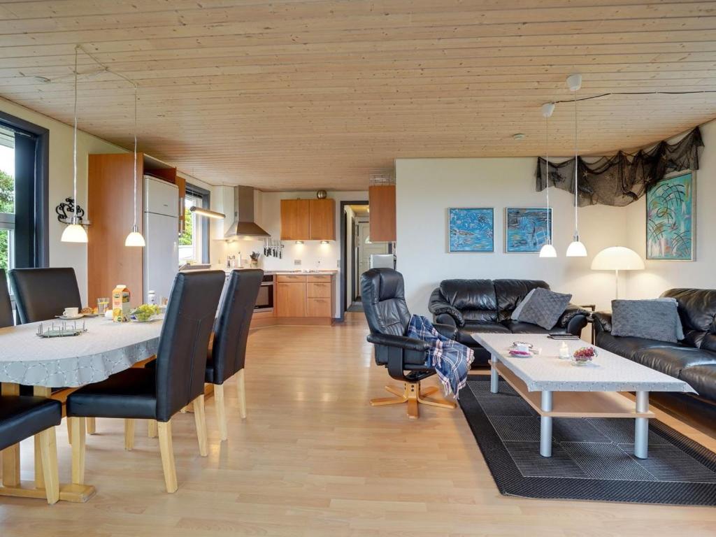 Posezení v ubytování Holiday Home Ørger - 400m to the inlet by Interhome