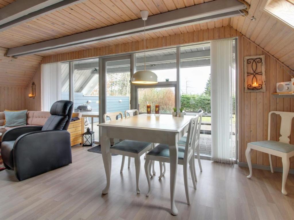 Posezení v ubytování Holiday Home Ellenor - 300m to the inlet by Interhome