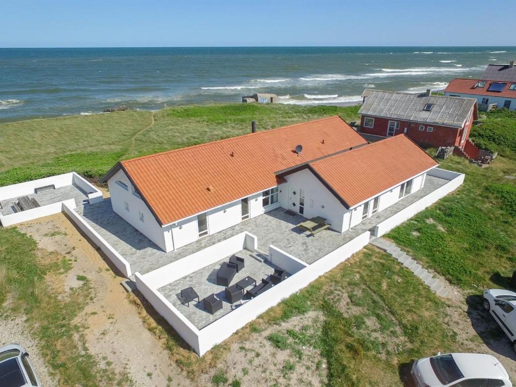una vista aérea de una casa en la playa en Holiday Home Devis - 50m from the sea in NW Jutland by Interhome en Frøstrup