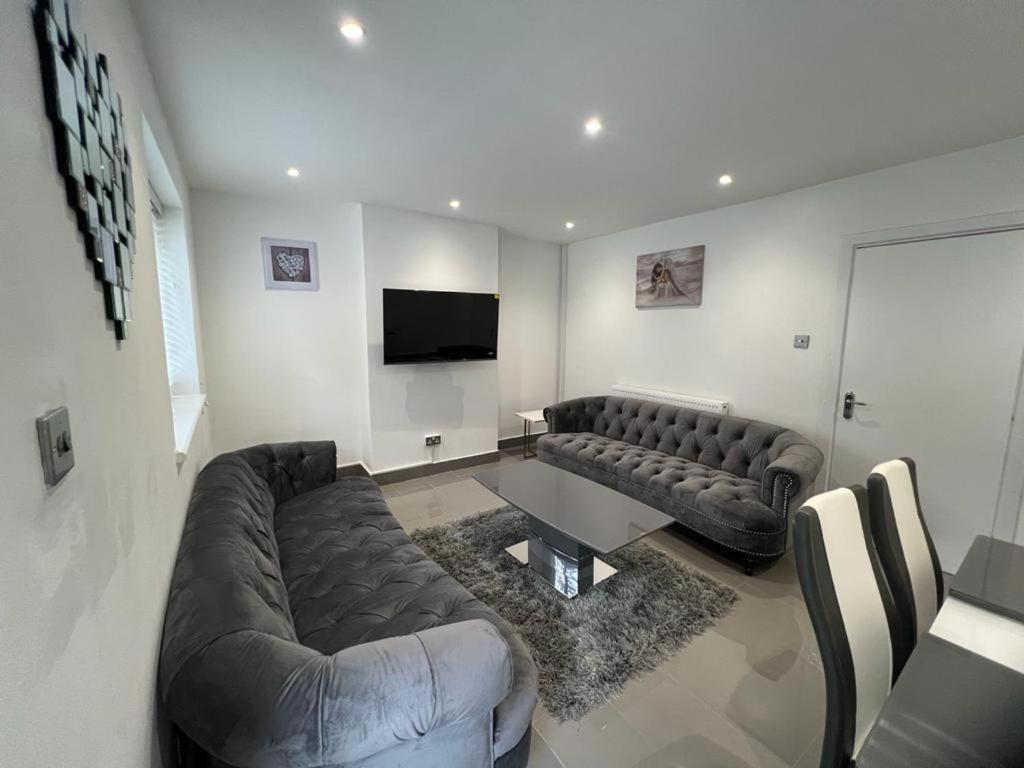 A seating area at Modern Executive 2-Bed Apartment in London