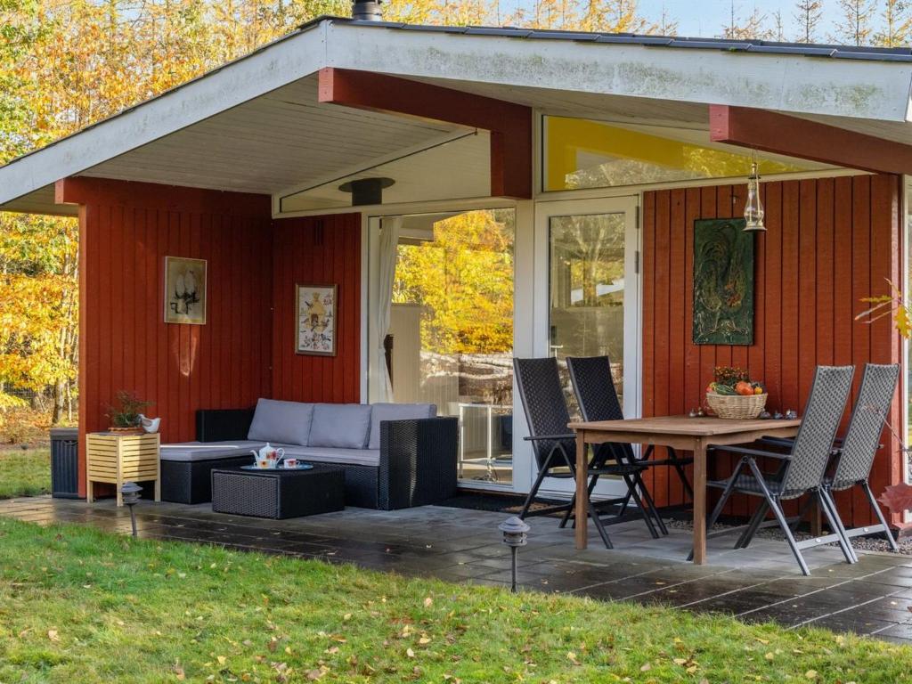 zadaszone patio z kanapą i stołem w obiekcie Holiday Home Calli - 400m to the inlet in The Liim Fiord by Interhome w mieście Højslev