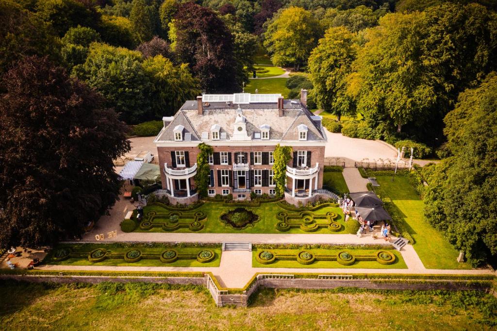 una vista aérea de una casa grande con jardín en Landgoed Rhederoord nabij Arnhem, en De Steeg