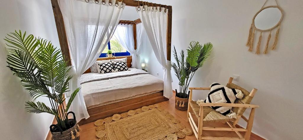 um quarto com uma cama de dossel e uma janela em Casa Fiona em Costa Calma