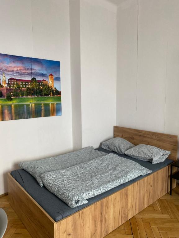 Bett in einem Zimmer mit Wandgemälde in der Unterkunft Best View Old Town Rooms in Krakau