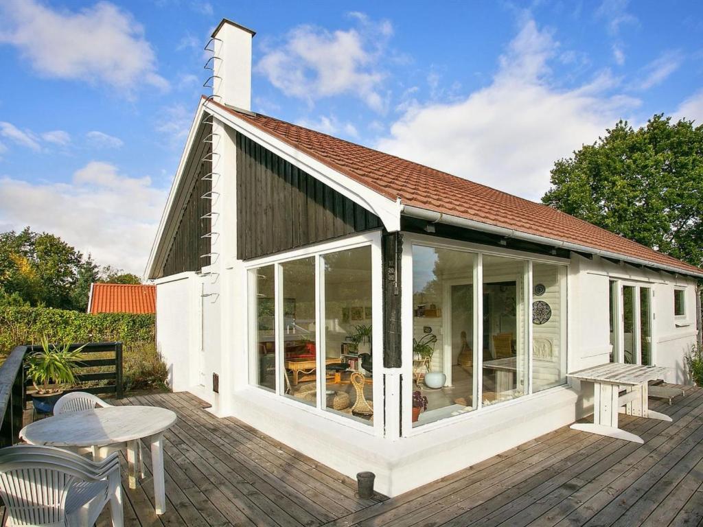 uma extensão a uma casa com portas de vidro deslizantes em Holiday Home Melina - 100m from the sea in SE Jutland by Interhome em Malling
