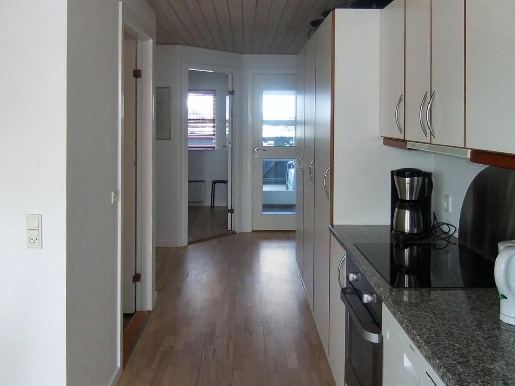 Kuchyň nebo kuchyňský kout v ubytování Holiday Home Knud - 2m from the sea by Interhome