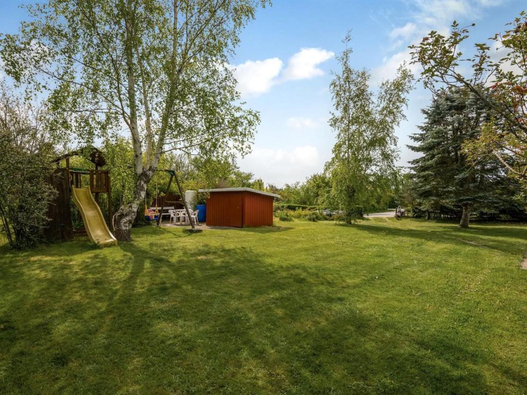 Zahrada ubytování Holiday Home Vian - 200m from the sea by Interhome