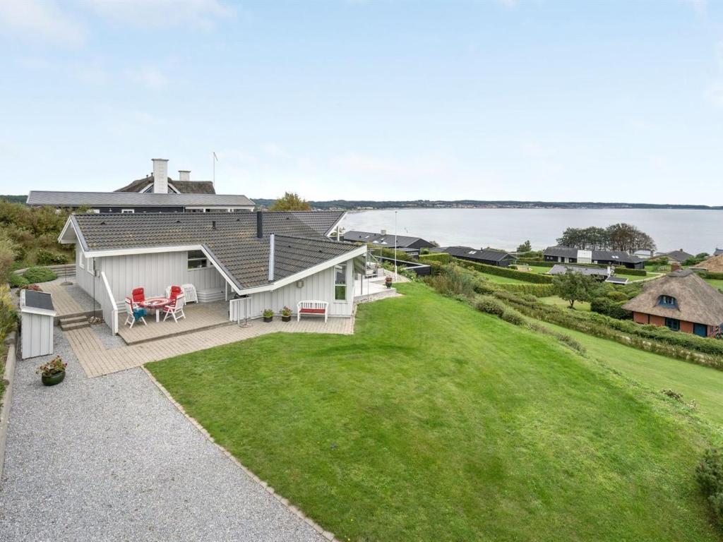 eine Luftansicht eines weißen Hauses mit Rasen in der Unterkunft Holiday Home Eilen - 250m from the sea in Djursland and Mols by Interhome in Ebeltoft