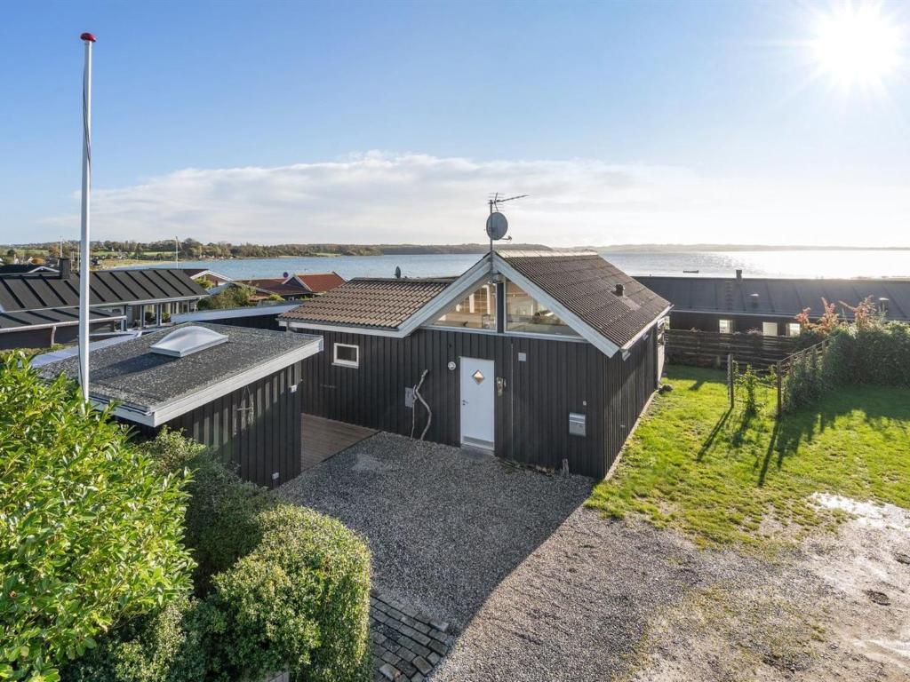 una vista aerea di un edificio con l'oceano sullo sfondo di Holiday Home Gudserk - 50m from the sea in Djursland and Mols by Interhome a Rønde