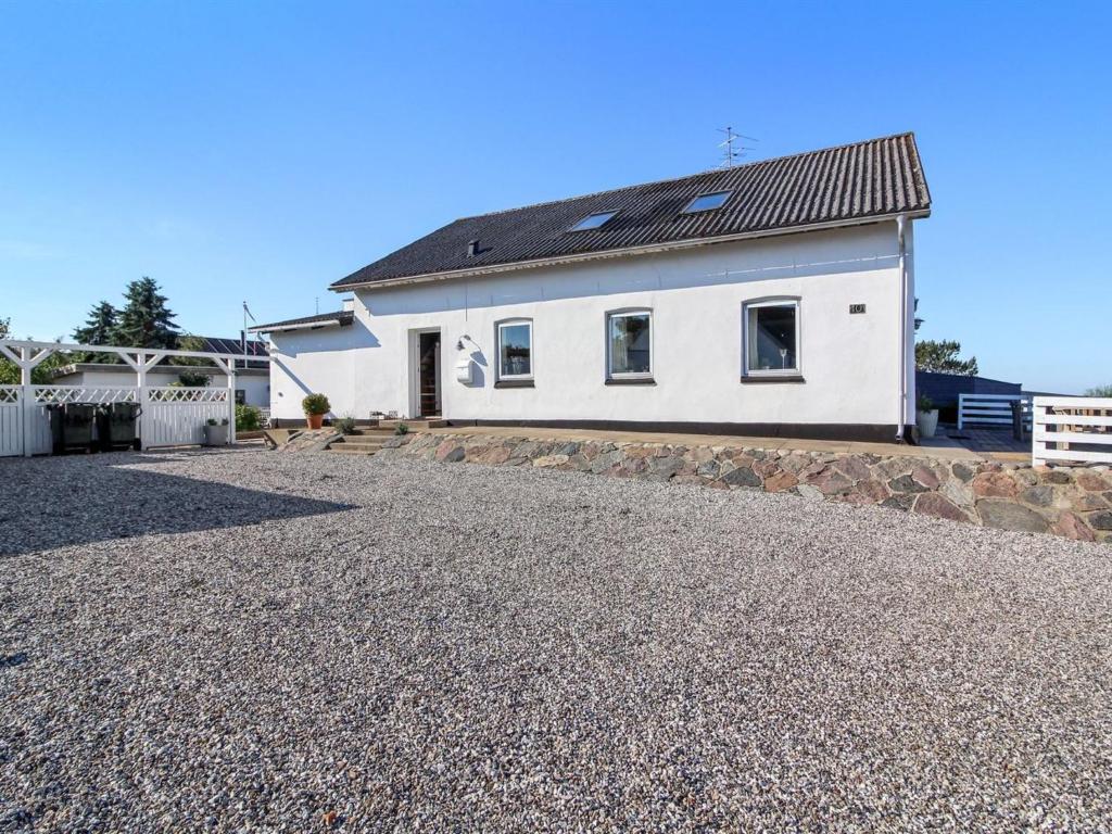 Casa blanca con entrada de grava en Holiday Home Stavn - 20m from the sea in Djursland and Mols by Interhome, en Glesborg