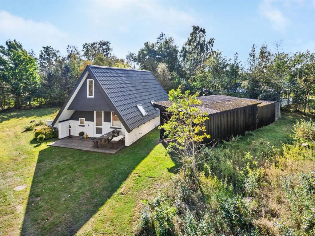 eine Luftansicht eines kleinen Hauses mit Hof in der Unterkunft Holiday Home Indira - 500m from the sea in Djursland and Mols by Interhome in Ørsted