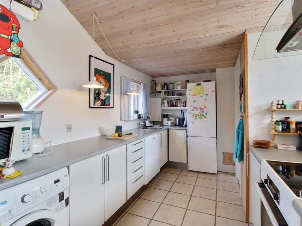Kuchyň nebo kuchyňský kout v ubytování Holiday Home Catha - 175m from the sea by Interhome