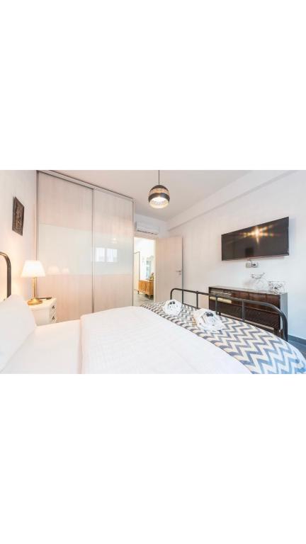 A bed or beds in a room at Koukaki Home