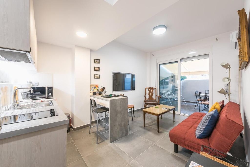 A kitchen or kitchenette at Koukaki Home