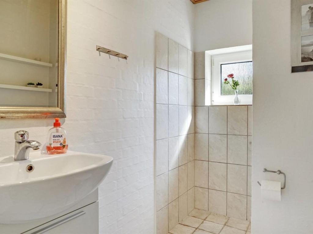 Koupelna v ubytování Holiday Home Ehlin - 150m from the sea by Interhome