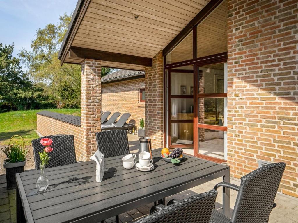 Patio nebo venkovní prostory v ubytování Holiday Home Ehlin - 150m from the sea by Interhome