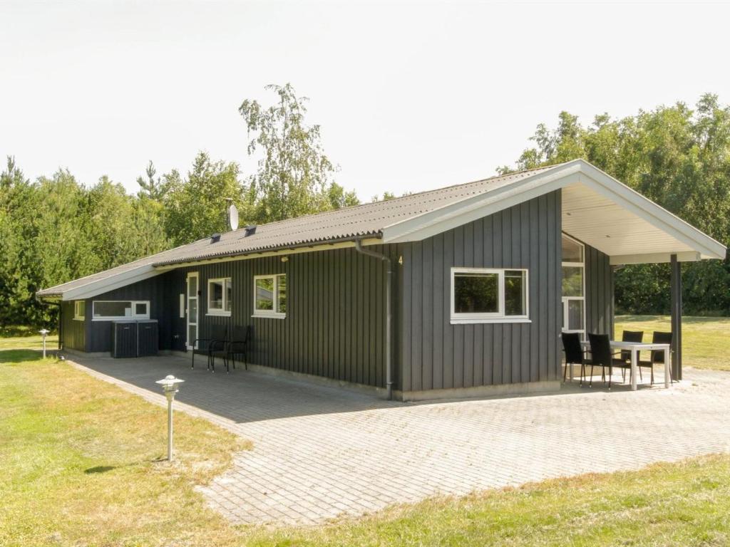 Casa pequeña con porche y patio en Holiday Home Barne - 3km from the sea in NE Jutland by Interhome, en Saeby