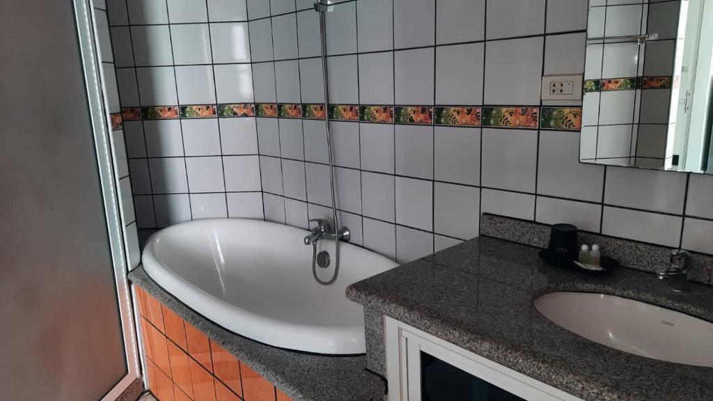 Swiss Food Restaurant and room for rent - Resim 19