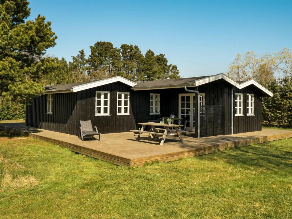 Cabaña negra con terraza y mesa de picnic en Holiday Home Blandina - 300m to the inlet in NE Jutland by Interhome en Storvorde