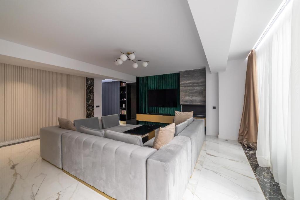 een woonkamer met een bank en een televisie bij Luxury City Centre in Alicante