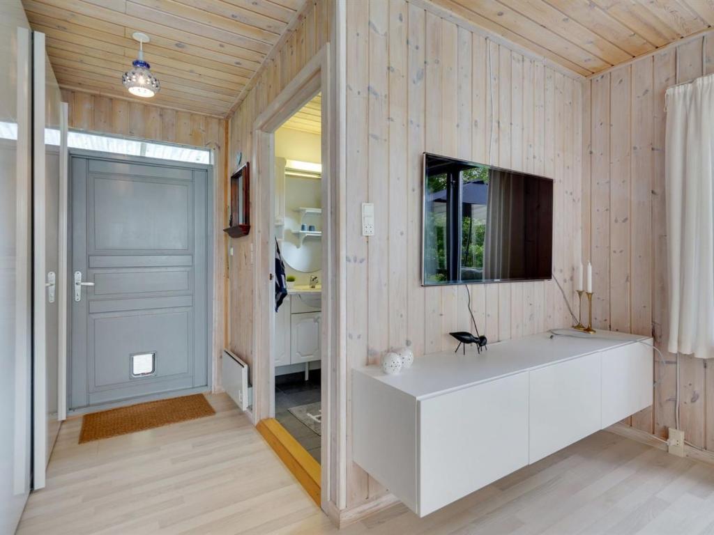 TV a/nebo společenská místnost v ubytování Holiday Home Ane - 1-7km from the sea by Interhome