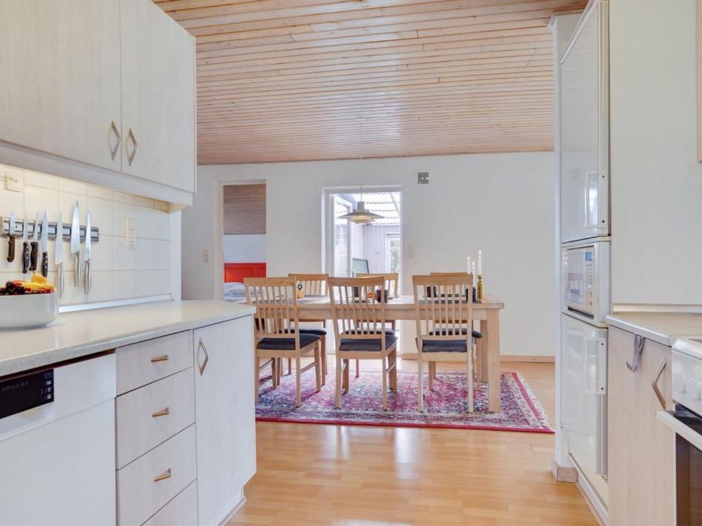 Kuchyň nebo kuchyňský kout v ubytování Holiday Home Yorick - 1km from the sea by Interhome