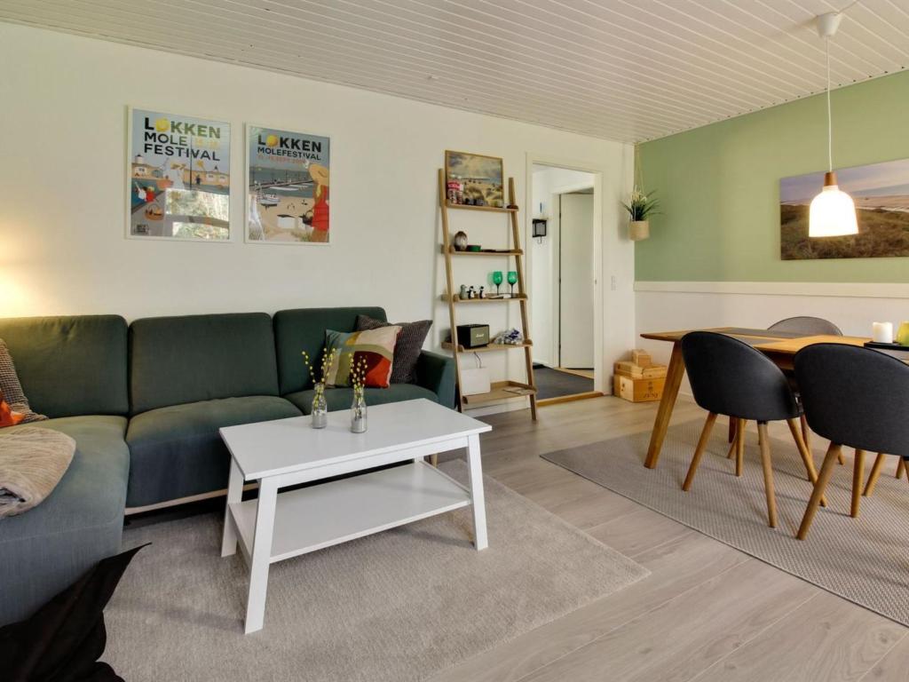 Posezení v ubytování Apartment Oddi - 900m from the sea by Interhome