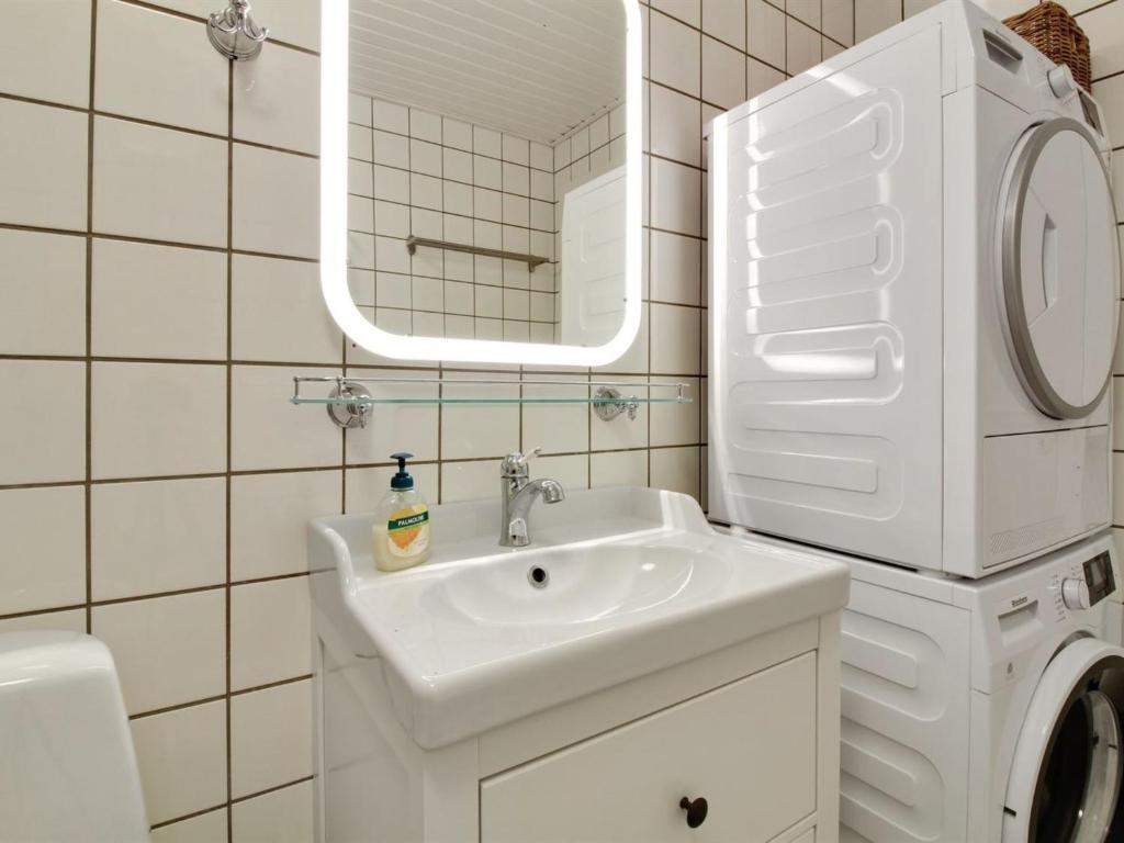 Koupelna v ubytování Apartment Oddi - 900m from the sea by Interhome