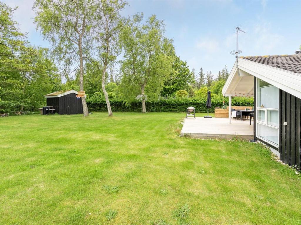 Zahrada ubytování Holiday Home Clari - 500m from the sea by Interhome