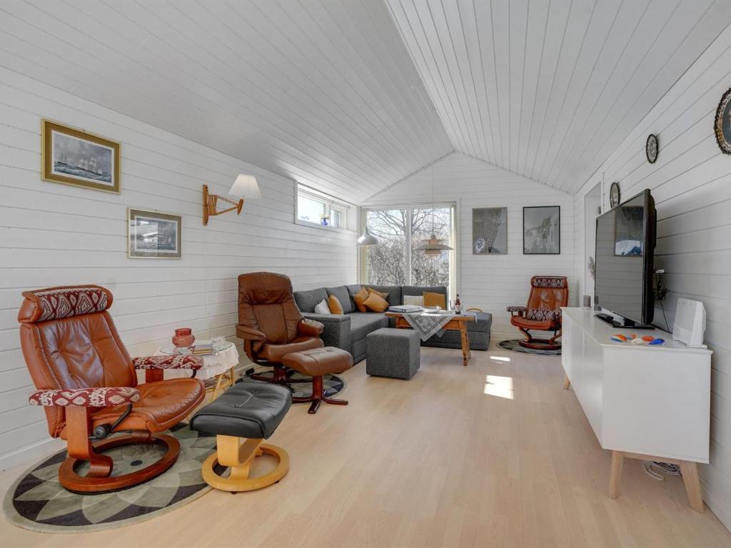 TV a/nebo společenská místnost v ubytování Holiday Home Fredrikke - 50m from the sea by Interhome