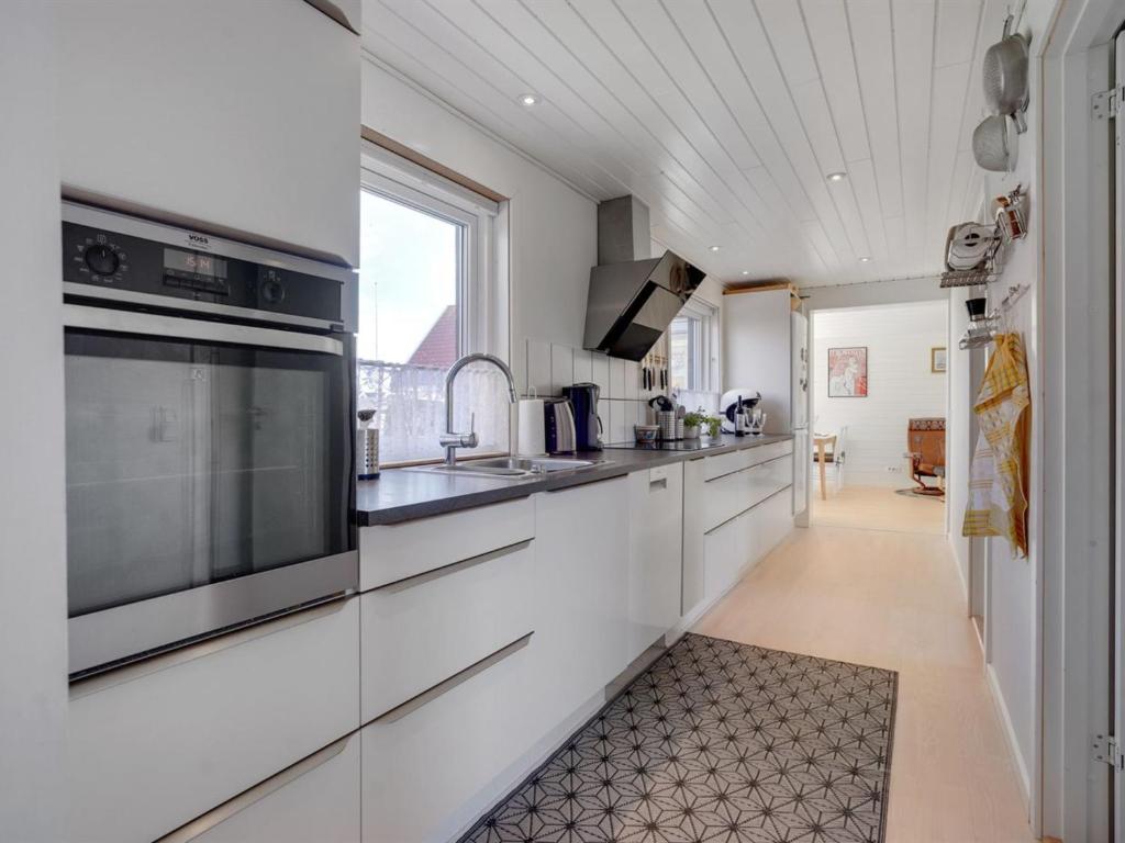 Kuchyň nebo kuchyňský kout v ubytování Holiday Home Fredrikke - 50m from the sea by Interhome