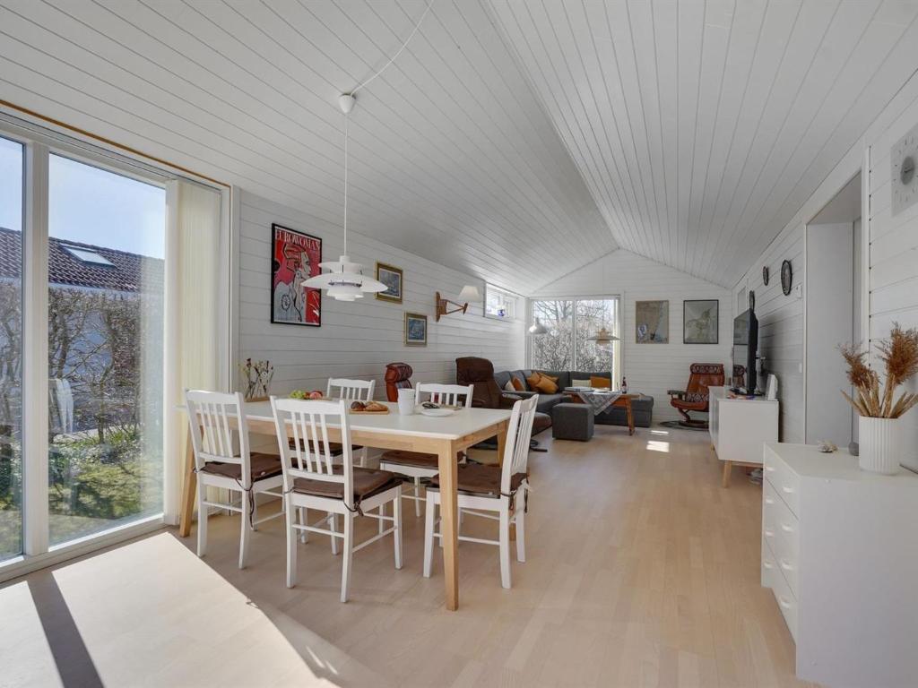 Posezení v ubytování Holiday Home Fredrikke - 50m from the sea by Interhome