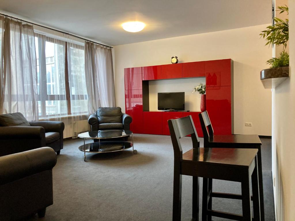 salon z czerwonymi ścianami oraz stołem i krzesłami w obiekcie Center - Atelier Residence w Warszawie