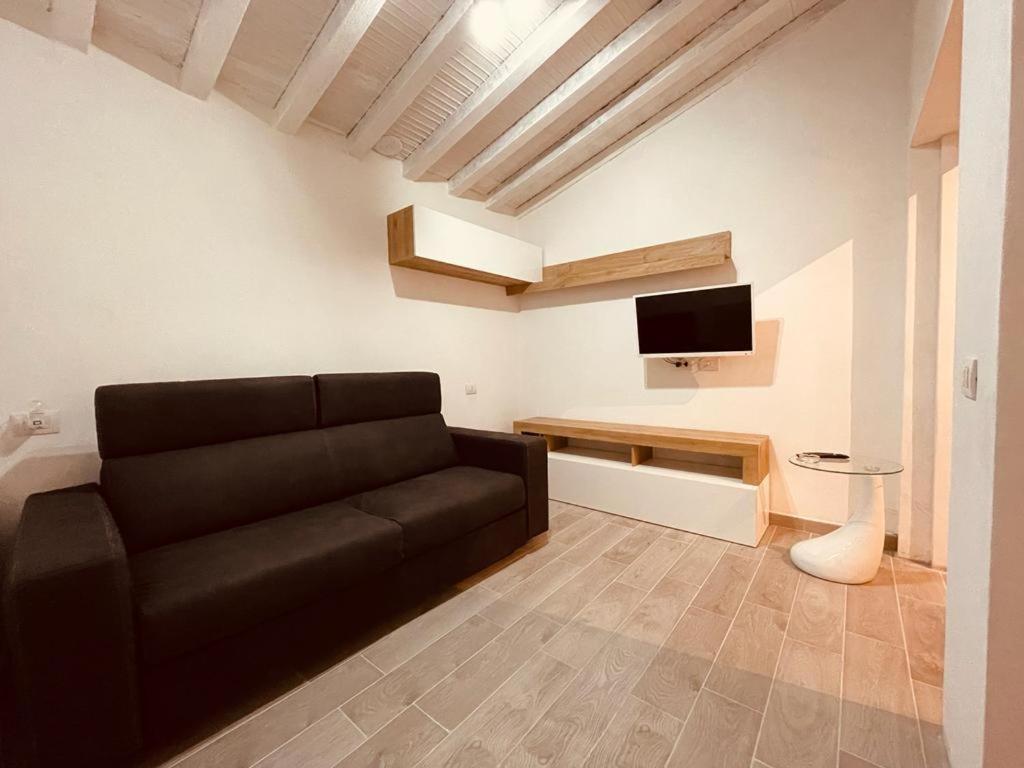 Il comprend un salon doté d'un canapé et d'une télévision à écran plat. dans l'établissement Welcome Migliarina 2, à La Spezia