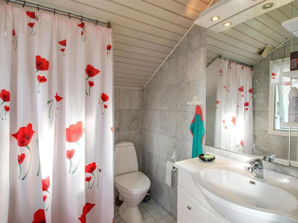 Koupelna v ubytování Holiday Home Vrage - 800m from the sea by Interhome