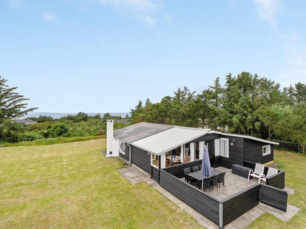 una casa modulare nera con terrazza e prato di Holiday Home Githa - 100m to the inlet in The Liim Fiord by Interhome a Løgstør