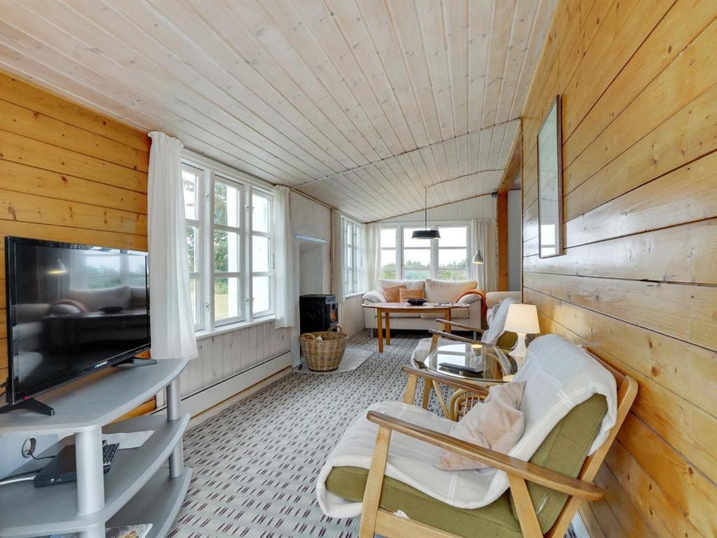 TV a/nebo společenská místnost v ubytování Holiday Home Githa - 100m to the inlet by Interhome