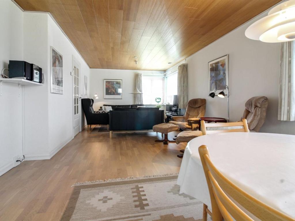 TV a/nebo společenská místnost v ubytování Holiday Home Heilgard - 500m from the sea by Interhome