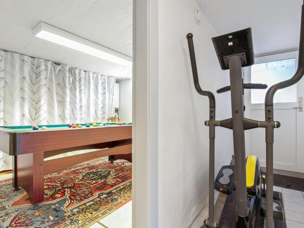 Fitness centrum a/nebo fitness zařízení v ubytování Holiday Home Heilgard - 500m from the sea by Interhome