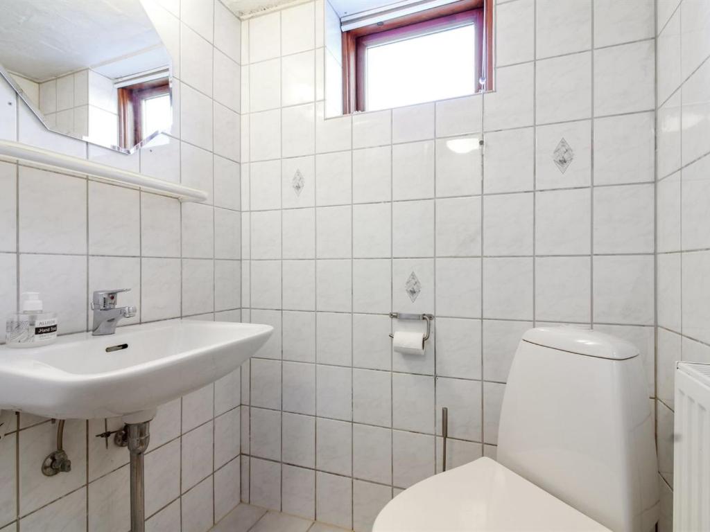 Koupelna v ubytování Holiday Home Heilgard - 500m from the sea by Interhome